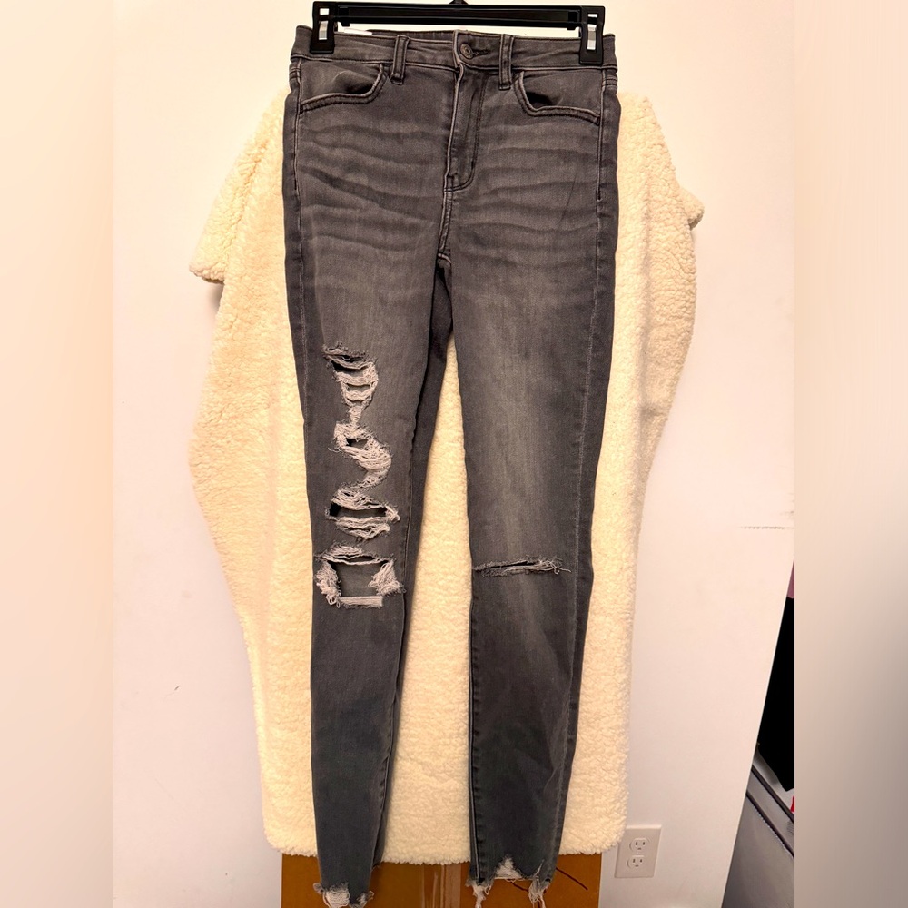 American Eagle distressed skinny jeans size 4